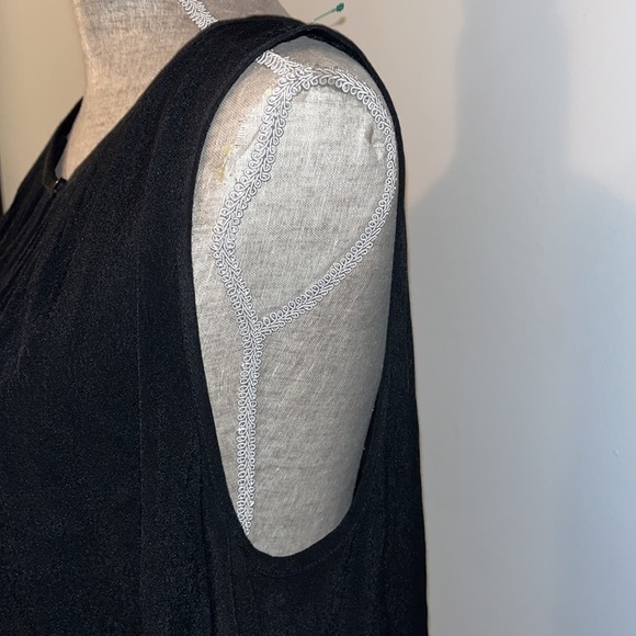 Madewell Black.  Excellent condition.
Sleeveless Keyhole Blouse Large - Picture 3 of 6